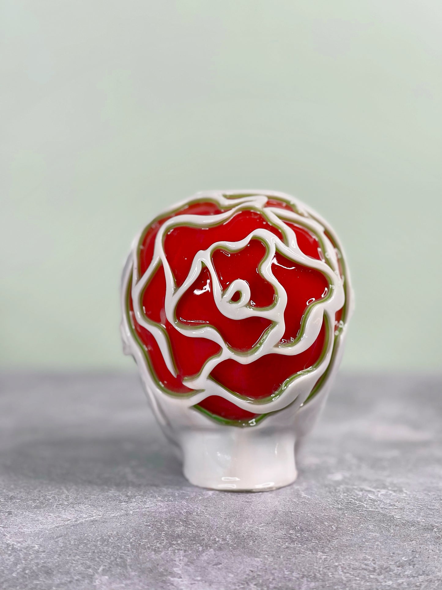 Calavera rosa roja y blanca