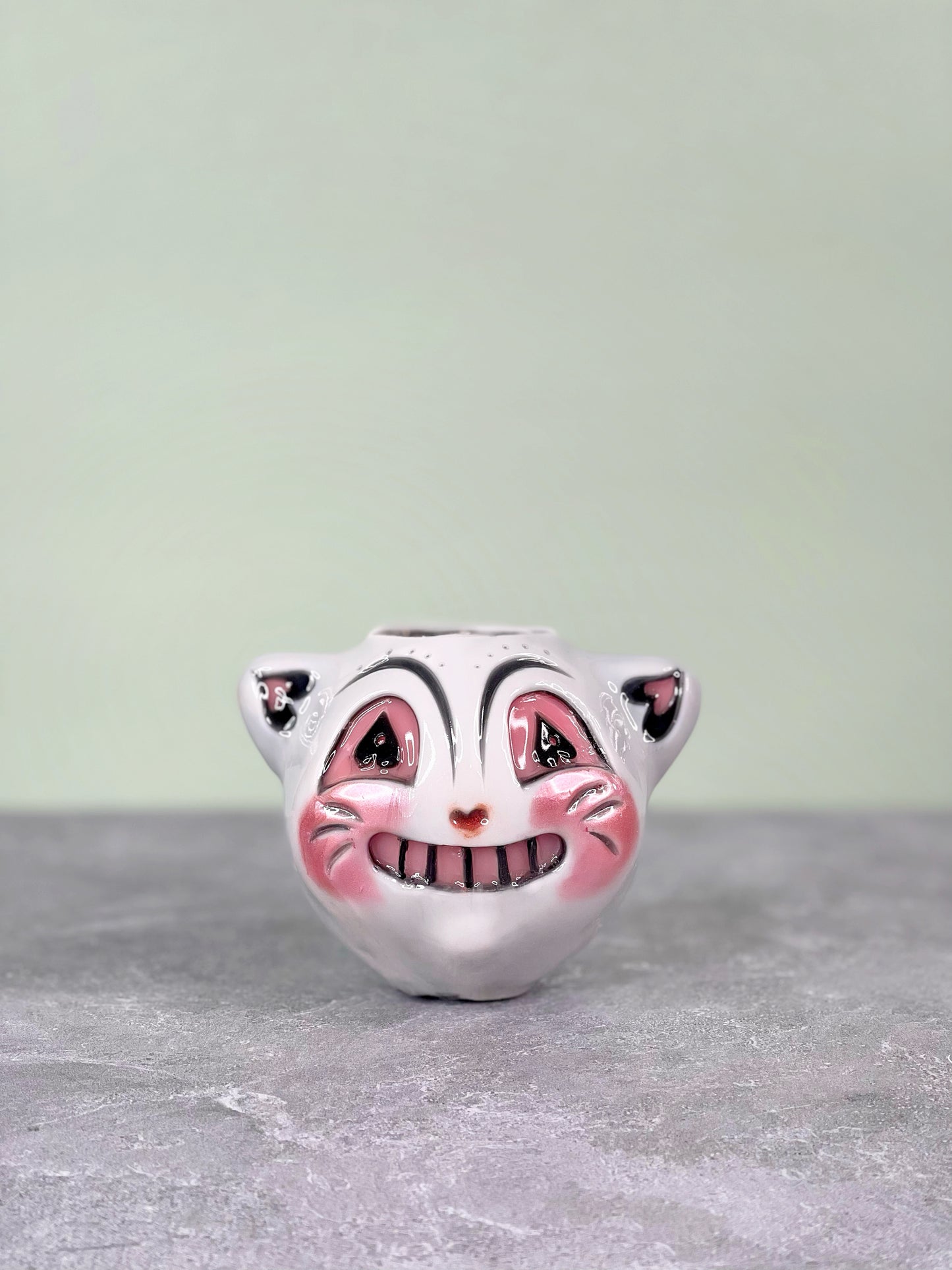Gato blanco sonriente de Valloween en miniatura en colaboración con Johanna Parker