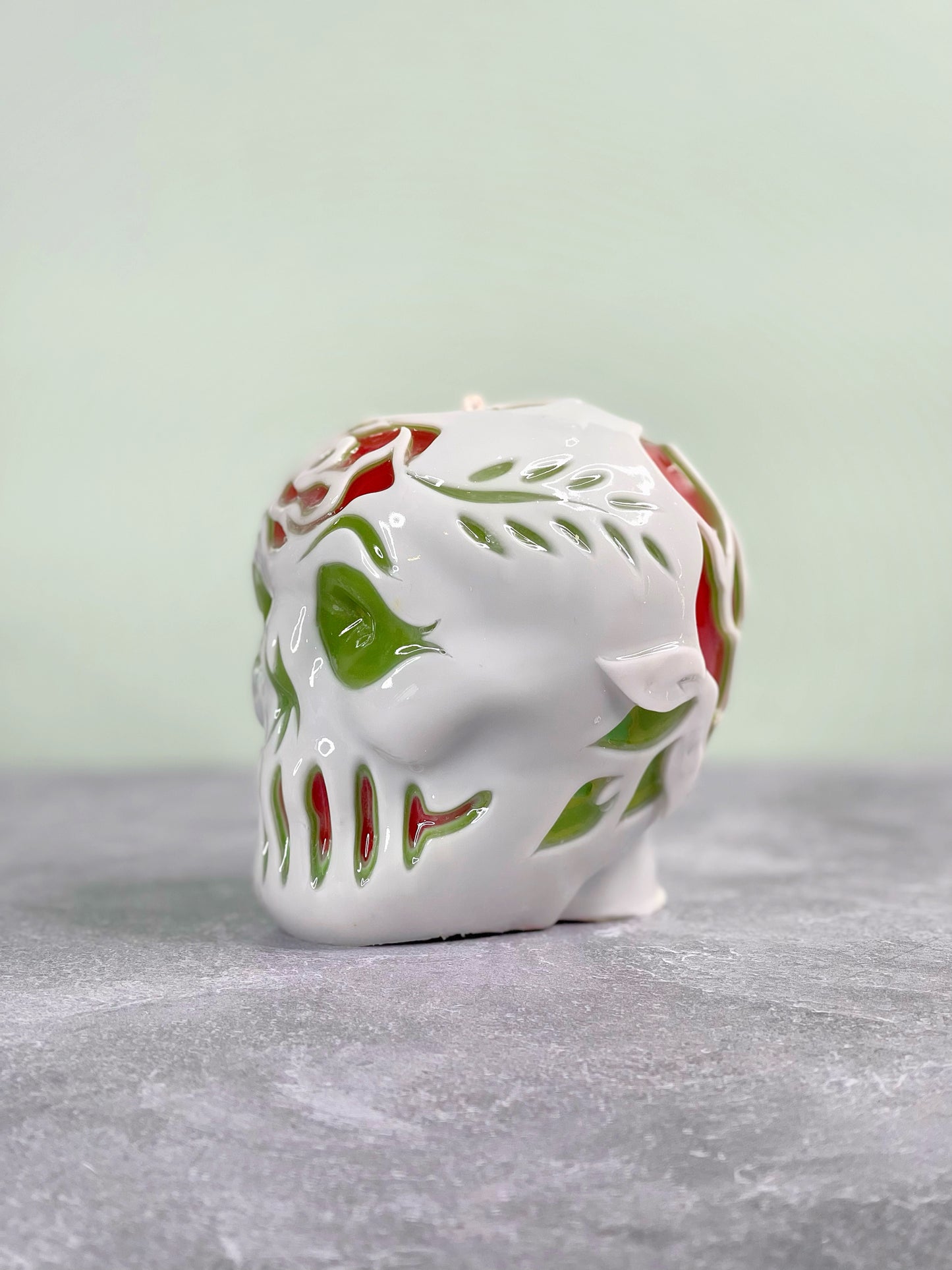 Calavera rosa roja y blanca