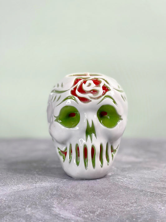 Calavera rosa roja y blanca