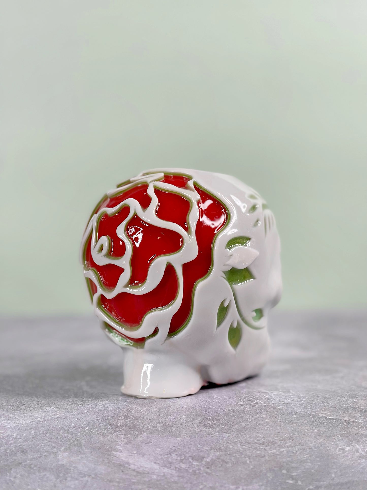 Calavera rosa roja y blanca