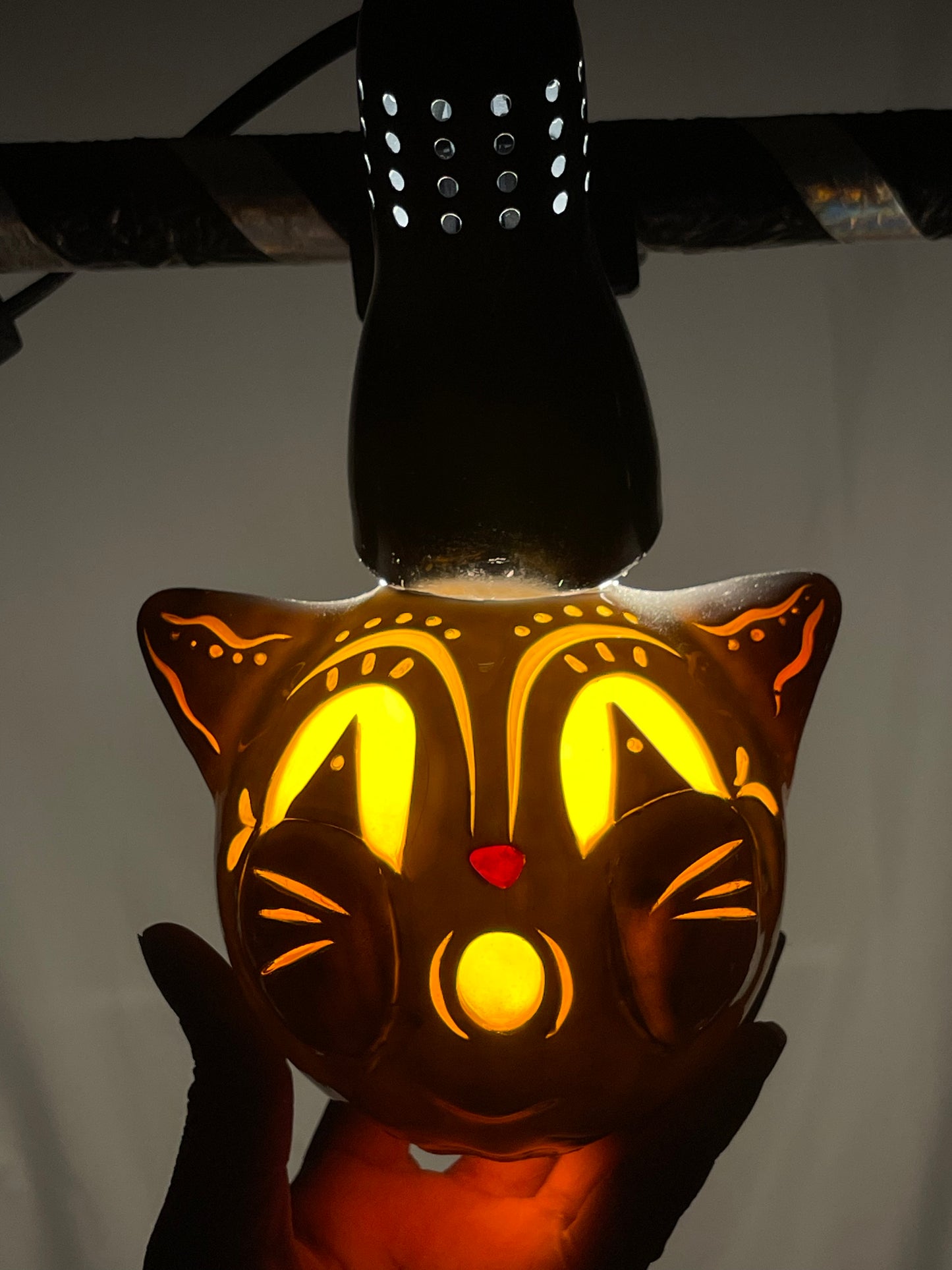 El gato negro aullador Jack en colaboración con Johanna Parker