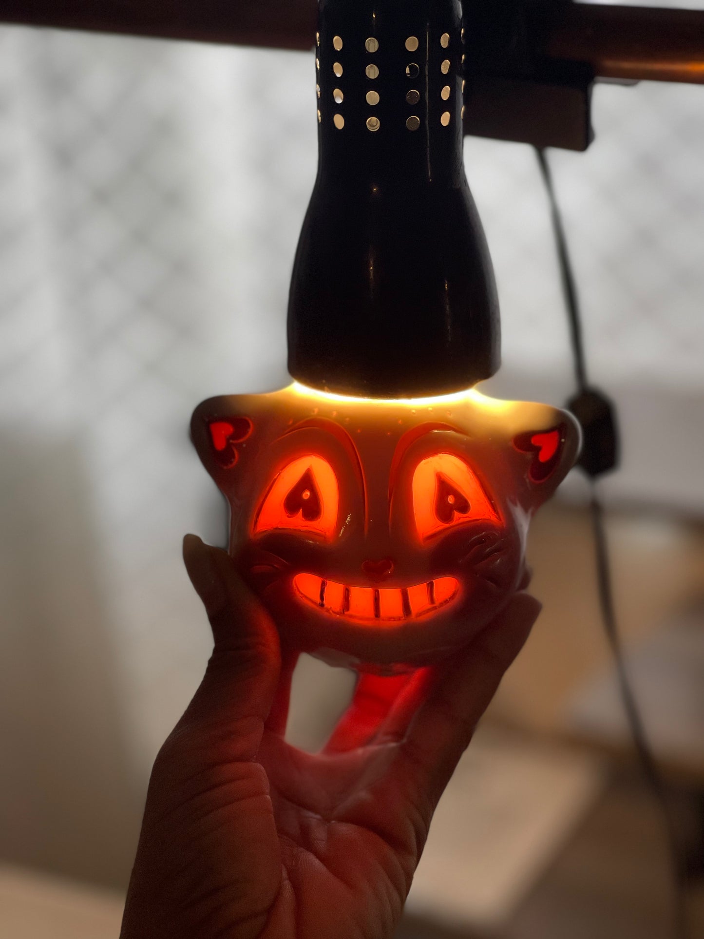 Gato blanco sonriente de Valloween en miniatura en colaboración con Johanna Parker
