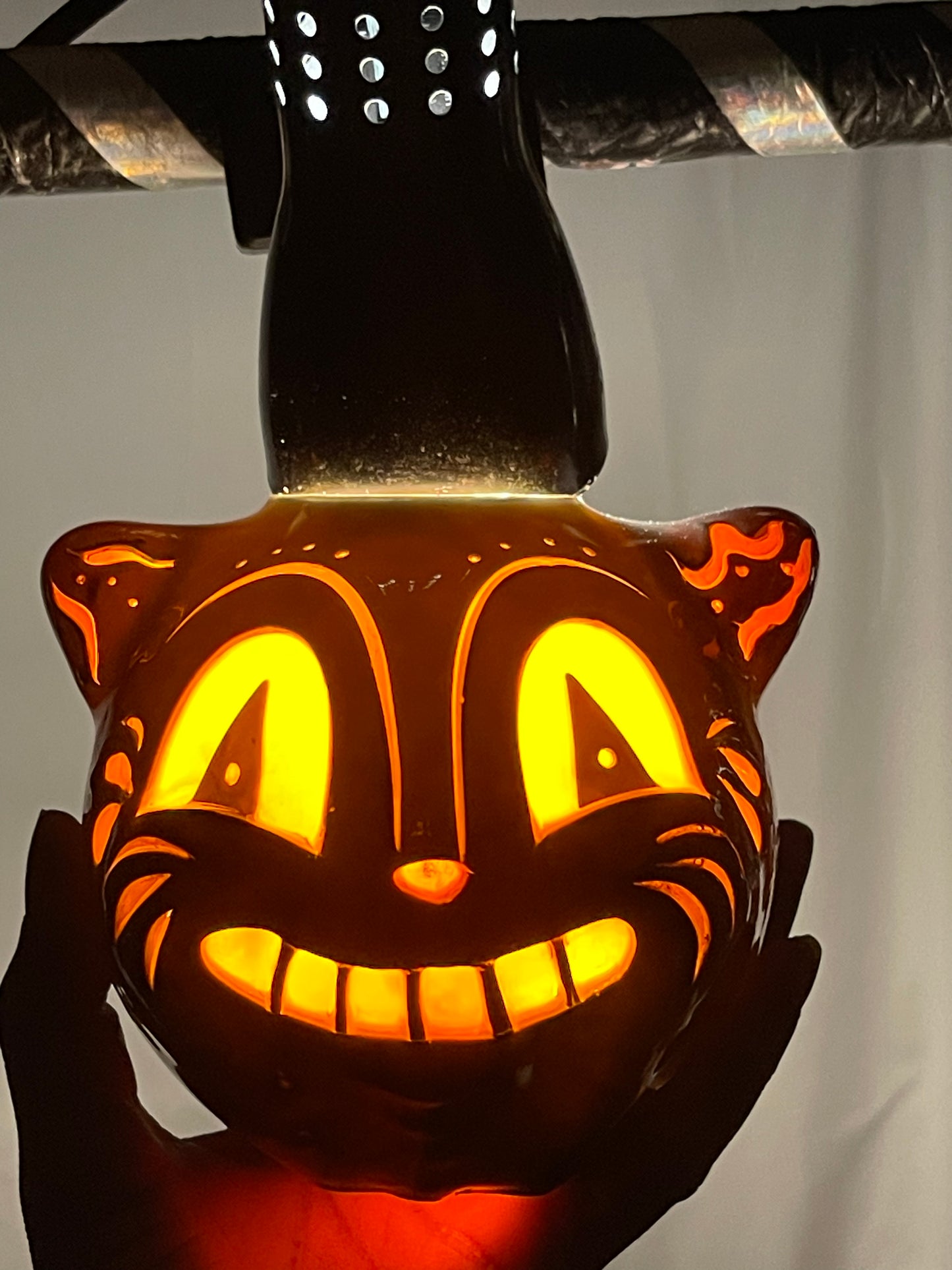 El sonriente gato negro Jack en colaboración con Johanna Parker