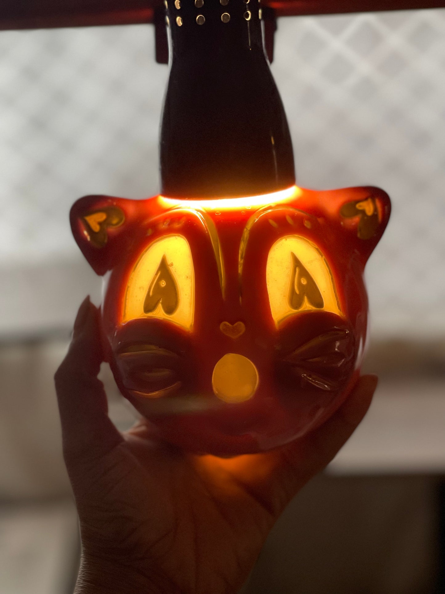 Gato rosa aullando de Valloween en colaboración con Johanna Parker