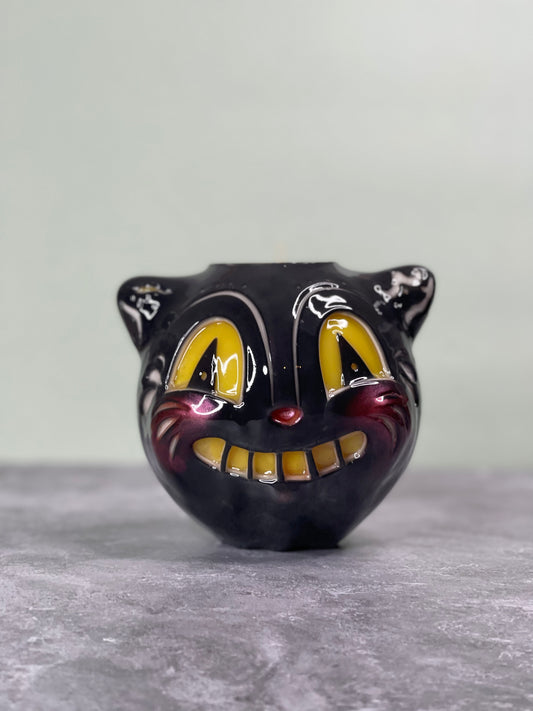 El sonriente gato negro Jack en colaboración con Johanna Parker