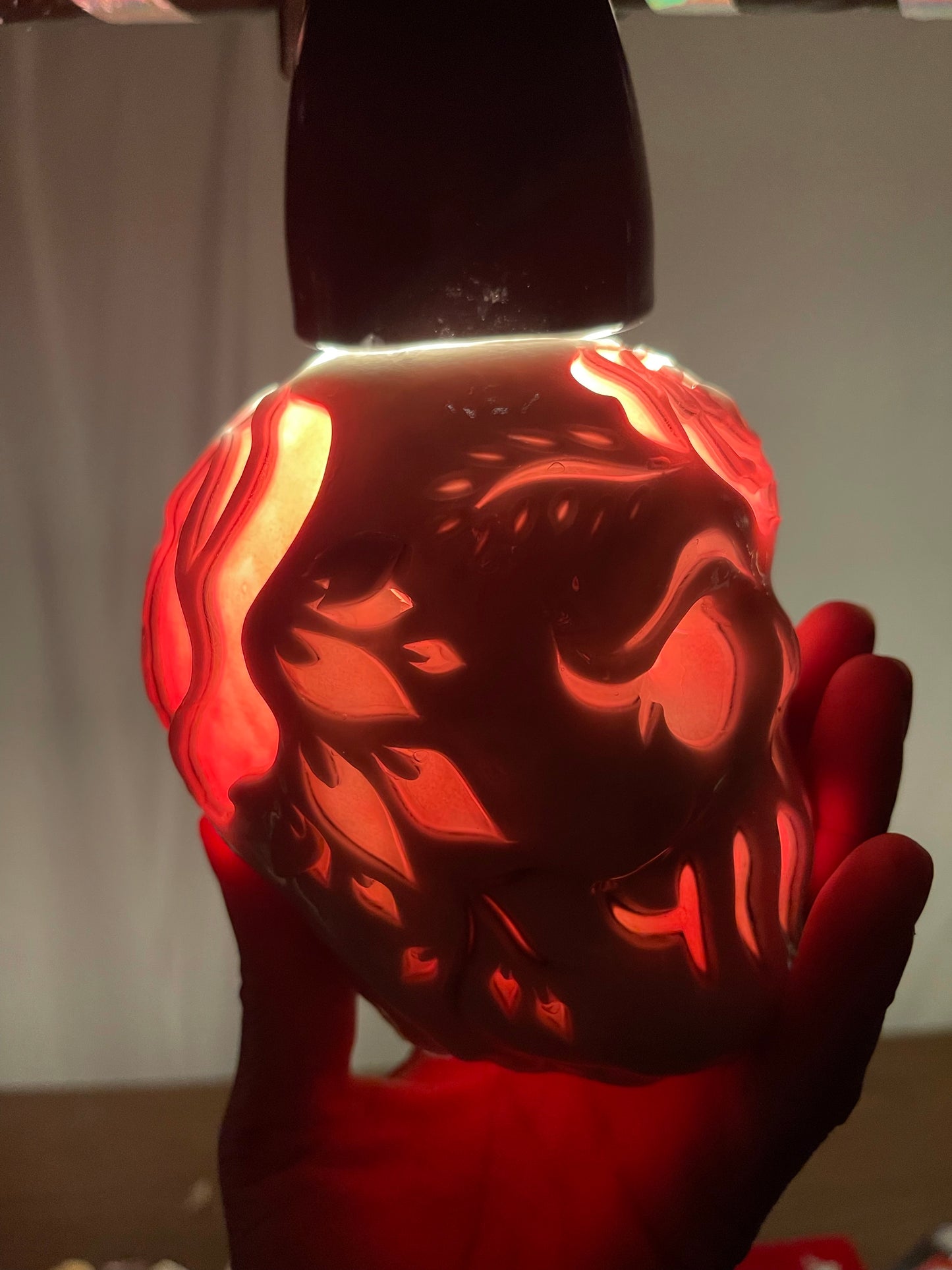 Calavera rosa roja y blanca