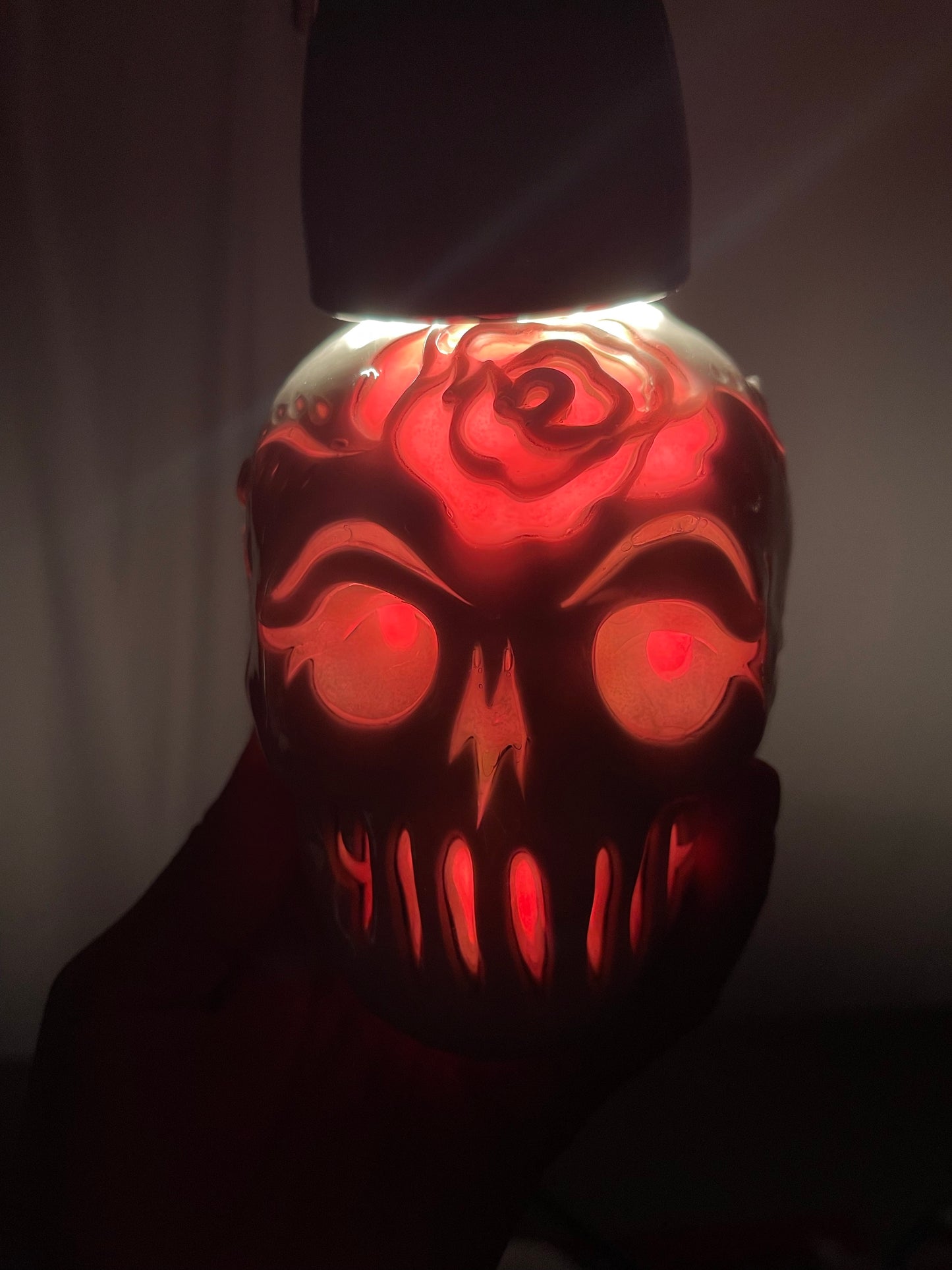 Calavera rosa roja y blanca