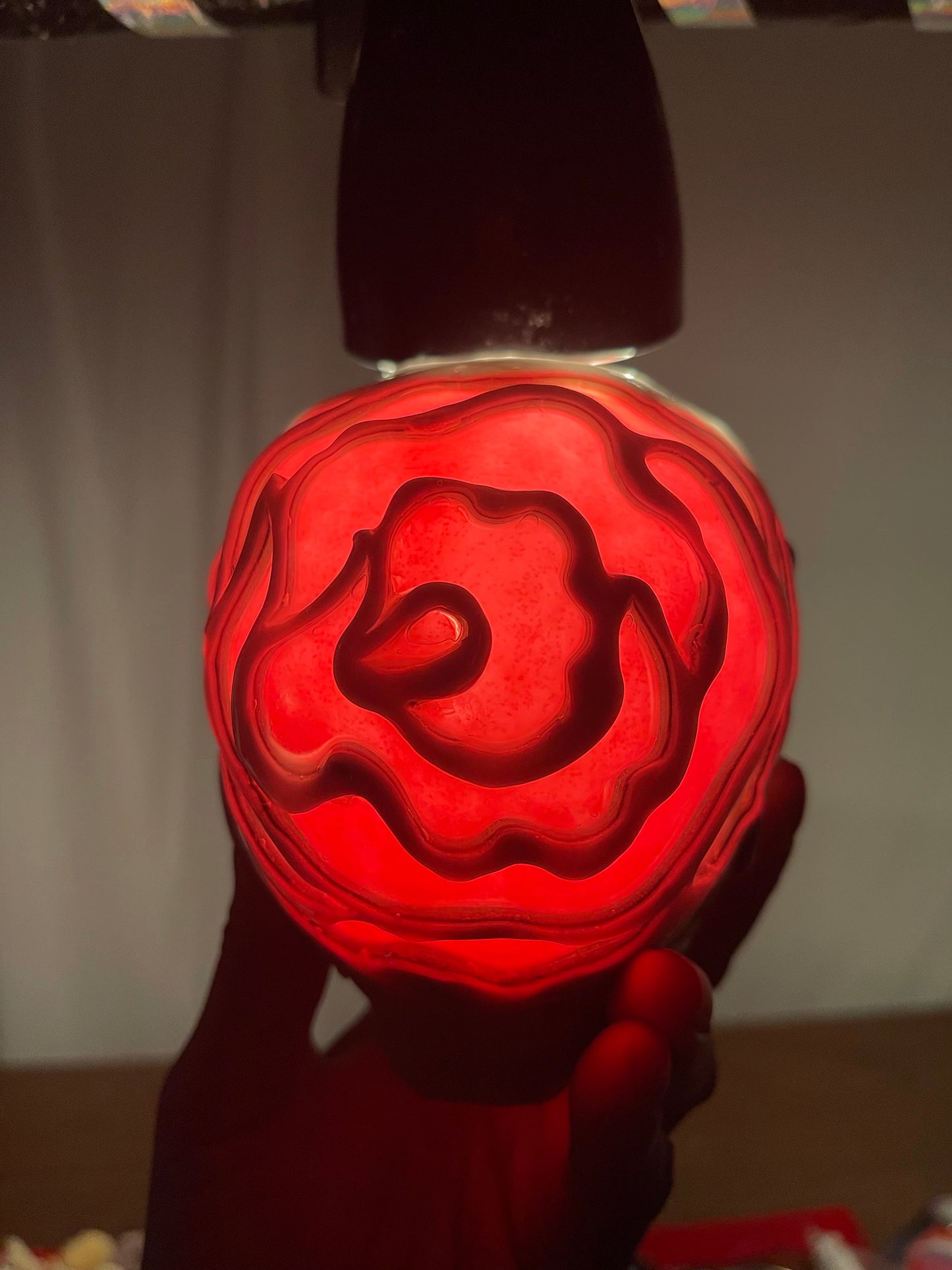 Calavera rosa roja y blanca