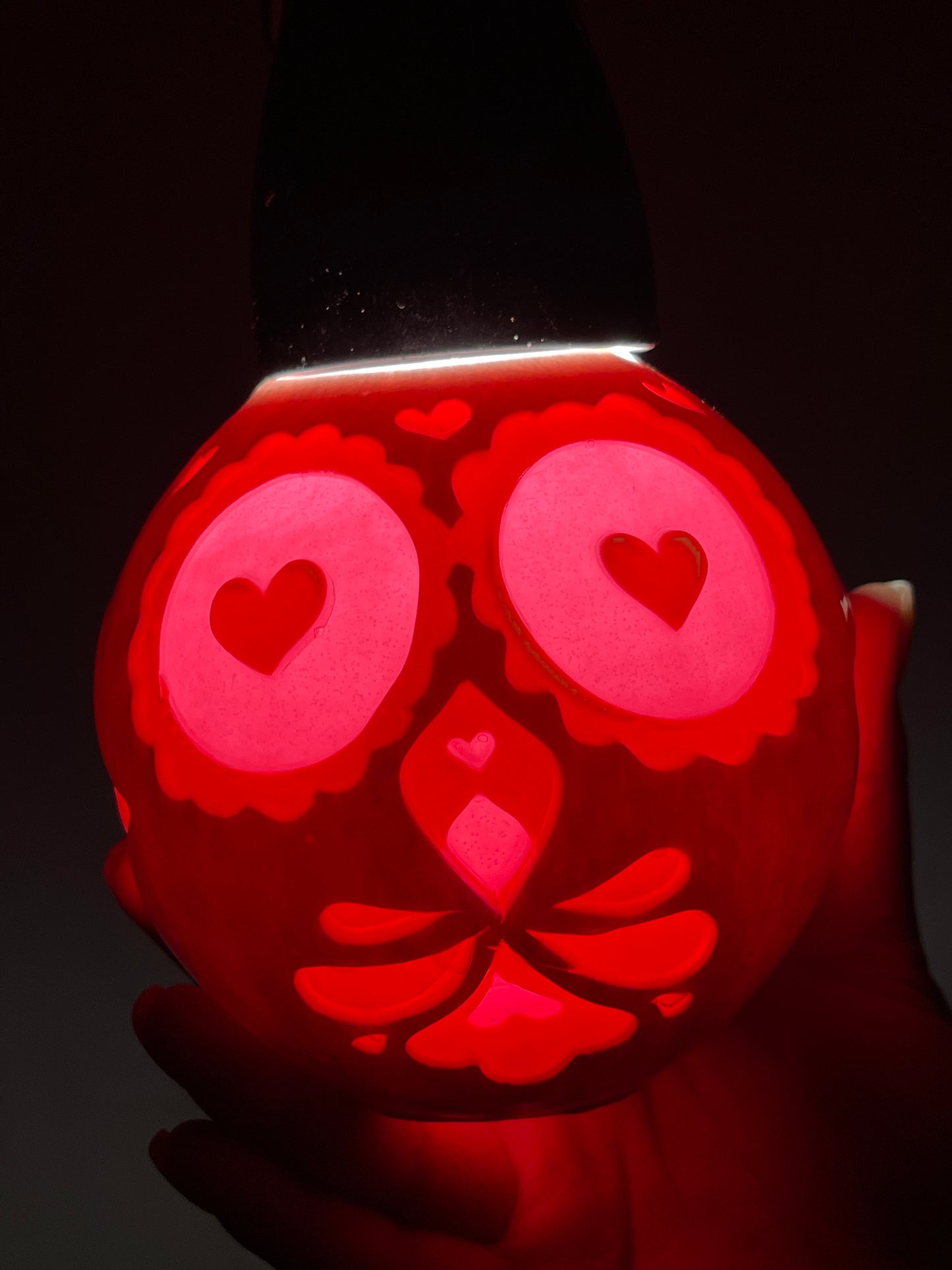 Búho rosa y rojo